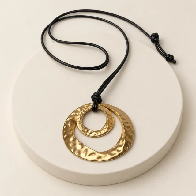 Collar cordón negro y aros dorados