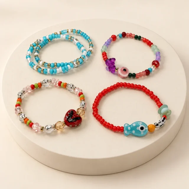 Juego de cuatro pulseras coloridas